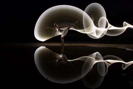 LightPainting-Gunnar-Heilmann-freehand-tube-reflection-light-dancer-001